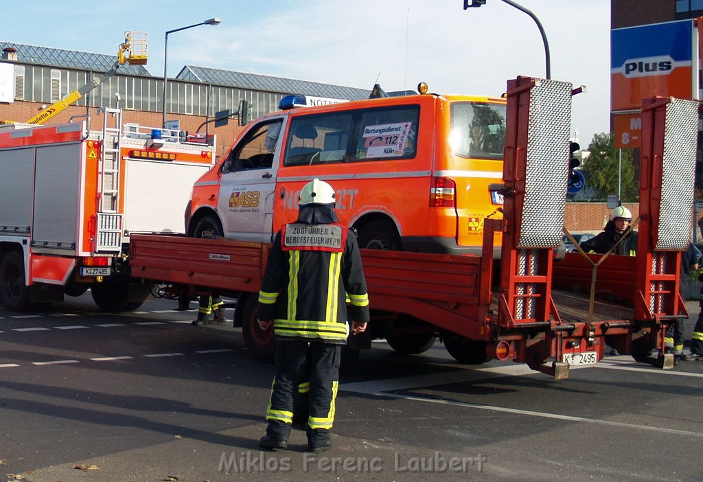 Schwerer VU Notarzt Pkw Koeln Ehrenfeld Weinsbergstr Oskar 178.JPG